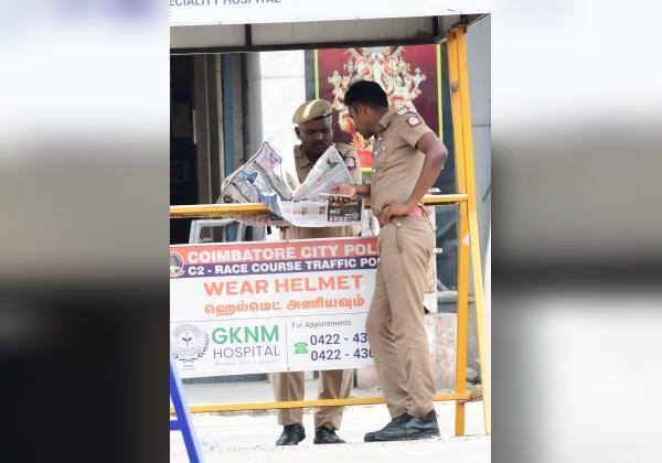 தேர்தல் முடிவுகளை பார்க்கும் ஆர்வம் எங்களுக்கும் இருக்கும்.! கோவை அவிநாசி உப்பிலிபாளையம் சிக்னலில் போக்குவரத்து பணியில் ஈடுபட்டிருந்த போலீசார் இருவர் நாளிதழ் மற்றும் செல்போனில் தேர்தல் முடிவுகளை பார்த்துக் கொண்டே இருந்தனர்.