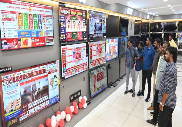 கோவை 100 அடி ரோட்டில் உள்ள பிரபல டிவி ஷோரூமில் ஓட்டு எண்ணிக்கை நேரலையாக  கண்டு களித்த வாடிக்கையாளர்கள்.