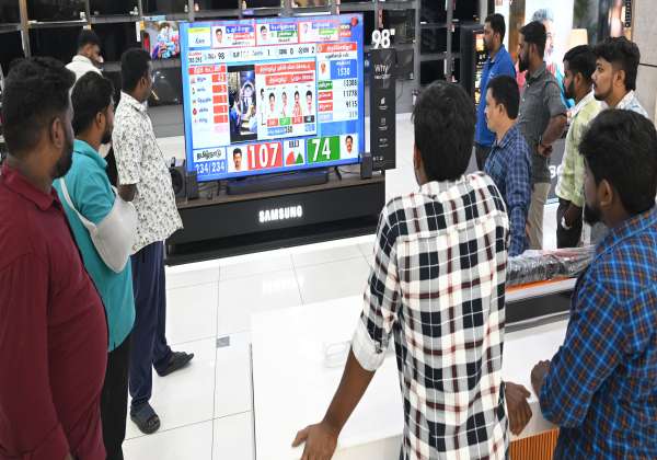 கோவை 100 அடி ரோட்டில் உள்ள பிரபல டிவி ஷோரூமில் ஓட்டு எண்ணிக்கை நேரலையாக  கண்டு களித்த வாடிக்கையாளர்கள்.
