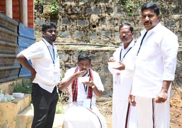 ஊட்டி அரசு பாலிடெக்னிக் ஓட்டு எண்ணும் வளாகத்தில் , கூடலூர் தொகுதியில் வெற்றி பெற்ற தி.மு.க., வேட்பாளர் திராவிடமணி மதிய உணவு சாப்பிட்டார்.