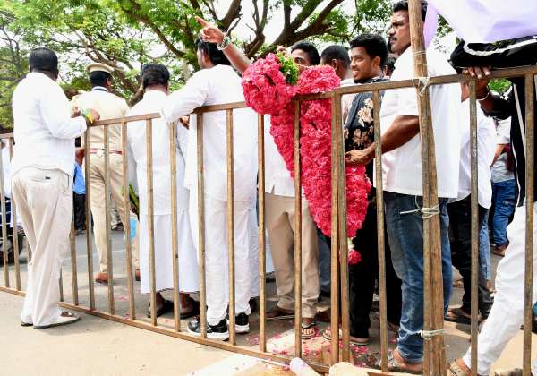 ஜெய்ச்சா மாலை தோத்தா அடுத்த வேலை மலர் மாலையுடன் காத்திருந்த தொண்டர்கள் வயிறும் காயுது மாலையும் காயுது எண்ணத்தை செய்ய.
 இடம் புதுச்சேரி லாஸ்பேட்டை வாக்கு என்னும் மையம்.