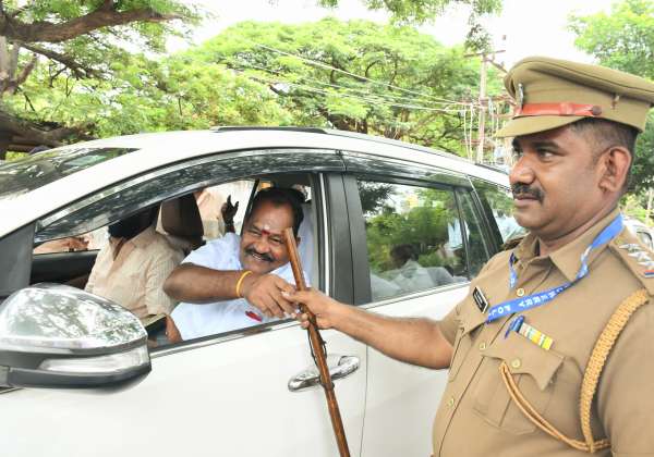 புதுச்சேரி சட்டசபை தேர்தலில் மணவெளி தொகுதி முன்னணி தவெக வேட்பாளர் ராமு  போலீசாருக்கு கை கொடுத்தார். ஆனால் போலீசார் விருப்பம் இல்லாமல் திரும்பி கொண்டார்.