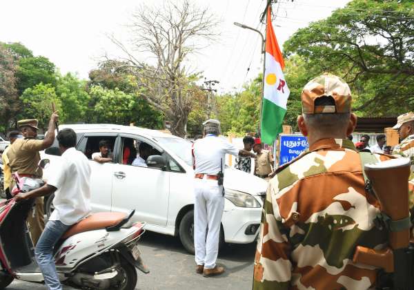 மீண்டும் ஆட்சியைப் பிடிக்கும் என் ஆர் காங்கிரஸ் கொடியுடன் வந்த காருக்கு போலீசார் அடித்த சல்யூட். இடம் புதுச்சேரி லாஸ்பேட்டை வாக்கு என்னும் மையம்.