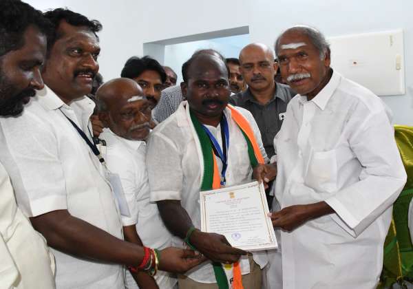 புதுச்சேரி சட்டசபை தேர்தல் ஏம்பலம் தொகுதி என்.ஆர்.,காங்., வேட்பாளர் மோகன்தாஸ் வெற்றி பெற்றதற்கான சான்றிதழை முதல்வர் ரங்கசாமியிடம் காண்பித்து ஆசி பெற்றார்.