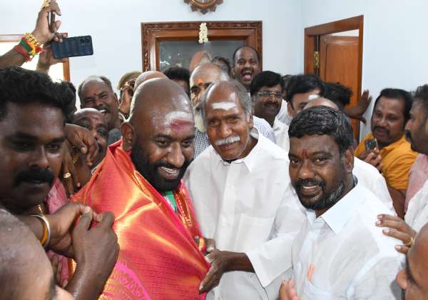 புதுச்சேரி சட்டசபை தேர்தல் வில்லியனூர் தொகுதி என்.ஆர்.,காங்., வேட்பாளர் ரவிக்குமார் வெற்றி பெற்றார் அவர் முதல்வர் ரங்கசாமியை சந்தித்து வாழ்த்து பெற்றார்.