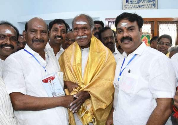 புதுச்சேரி சட்டசபை தேர்தல் லாஸ்பேட்டை தொகுதி என்.ஆர்.,காங்., வேட்பாளர் சிவக்கொழுந்து வெற்றி பெற்றார் அவர் முதல்வர் ரங்கசாமியை சந்தித்து வாழ்த்து பெற்றார்.