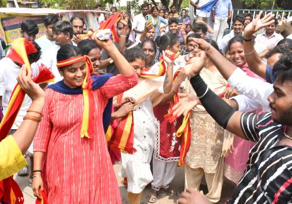 திருப்பூரில் த.வெ.க பெண் தொண்டர்கள் கொண்டாடி மகிழ்ந்தனர்.

இடம்:- திருப்பூர், பல்லடம் ரோடு, ஓட்டு எண்ணிக்கை மையம்.