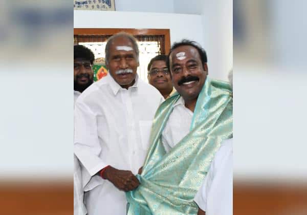 புதுச்சேரி சட்டசபை தேர்தல் கதிர்காமம் தொகுதி சுயேட்சை வேட்பாளர் அழகு வெற்றி பெற்றார் அவர் முதல்வர் ரங்கசாமியை சந்தித்து வாழ்த்து பெற்றார்.