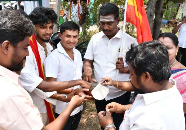 திருப்பூரில் த.வெ.க தொண்டர்கள் மிட்டாய் கொடுத்து கொண்டாடினர்.

இடம்:- திருப்பூர், பல்லடம் ரோடு, ஓட்டு எண்ணிக்கை மையம்.