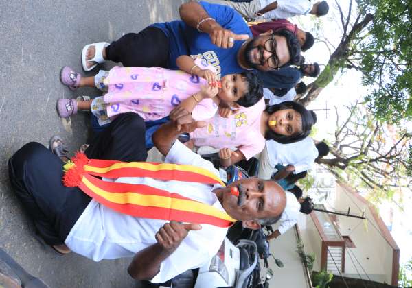குழந்தைக மூலம செய்த தவெக பிரச்சாரம், இந்த சட்டசபை தேர்தல ஒர்க்அவுட் ஆயிடுச்சு போல... தவெகவின் ஓட்டு எண்ணிக்கையில் முன்னணியில் இருப்பதையொட்டி விசில் அடித்து மகிழ்ந்த குழந்தைகள். இடம்: சாய்பாபா காலனி
