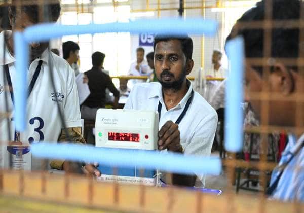 கட்சியினருக்கு ஓட்டு எண்ணிக்கையை ஓட்டு பதிவு இயந்திரத்தில் காண்பிக்கும் தேர்தல் பணி ஊழியர்கள். இடம்: கோவை