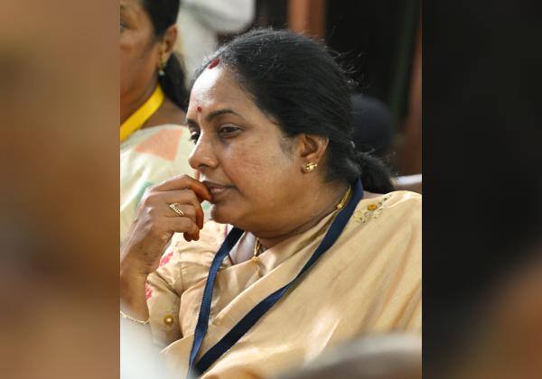 ஓட்டு எண்ணிக்கை மையத்தில் பா.ஜ., வடக்கு தொகுதி வேட்பாளர் வானதி சீனிவாசன்