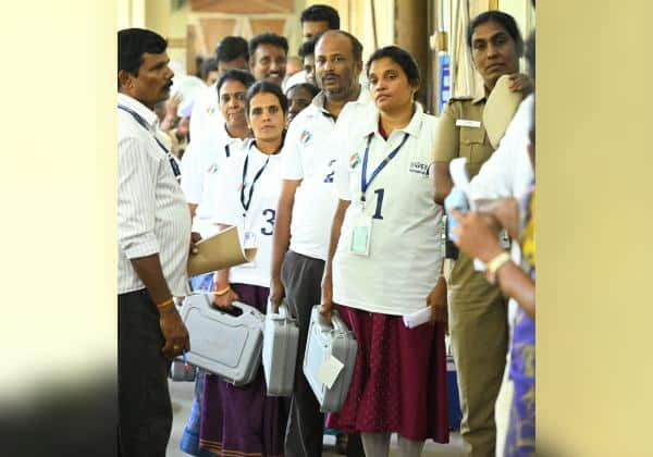 ஸ்ட்ராங் ரூமிலிருந்து ஓட்டு எண்ணுமிடத்திற்கு மிஷின்களை கொண்டு செல்லும் ஊழியர்கள். இடம்: கோவை