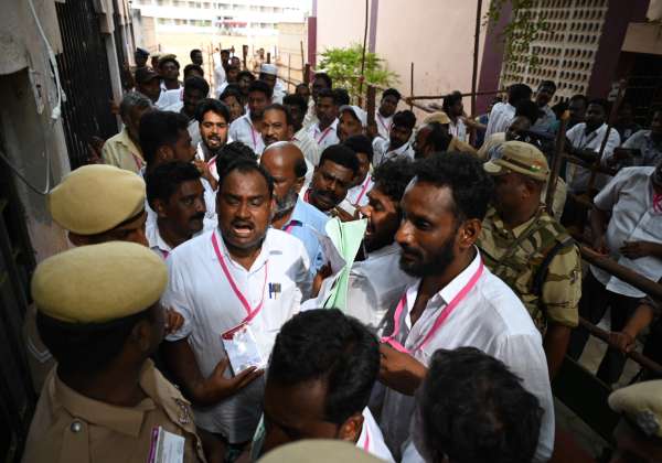 விழுப்புரம் தொகுதி தபால் ஓட்டு என்னுவதில் தி.மு.க.,அ.தி.மு.க..இடையே பரப்பரப்பு ஏற்பட்டது.