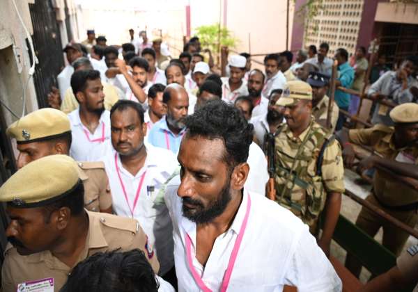 விழுப்புரம் தொகுதி தபால் ஓட்டு என்னுவதில் தி.மு.க.,அ.தி.மு.க..இடையே பரப்பரப்பு ஏற்பட்டது.