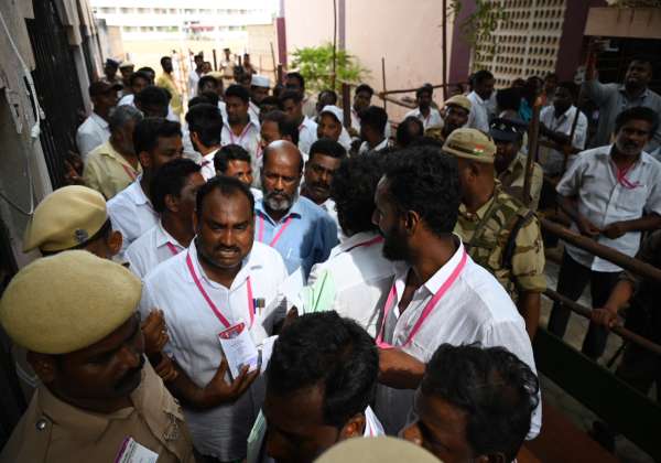 விழுப்புரம் தொகுதி தபால் ஓட்டு என்னுவதில் தி.மு.க.,அ.தி.மு.க..இடையே பரப்பரப்பு ஏற்பட்டது.