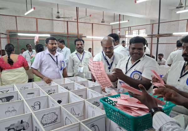 விக்கிரவாண்டி தொகுதி இரண்டாவது சுற்று தபால் ஓட்டு என்றும் பணி நடைபெற்று வருகிறது.
