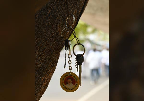 ஓட்டு எண்ணிக்கை நடந்த அரசு தொழில்நுட்பக் கல்லூரியில் சாவிகள் மற்றும் இதரப் பொருட்கள் கட்சியினர் எடுத்துச் செல்ல தடை விதிக்கப்பட்டதையடுத்து  ரோட்டில் மரத்திலேயே மாட்டி விட்டு சென்ற கட்சியினர். இடம்: கோவை