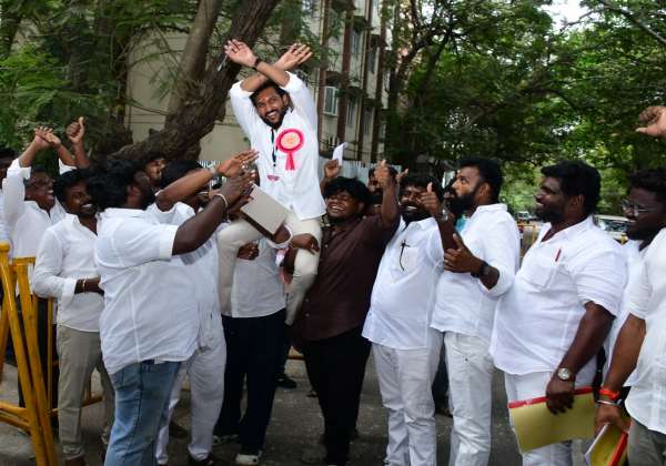 
சட்டமன்ற தேர்தலில் தாம்பரம் தொகுதி த. வே. க வேட்பாளர் வெற்றி 
தொண்டர்கள் தொழில் தூக்கி கொண்டாட்டம்