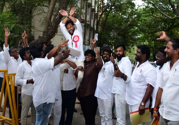  
சட்டமன்ற தேர்தலில் தாம்பரம் தொகுதி த. வே. க வேட்பாளர் வெற்றி 
தொண்டர்கள் தொழில் தூக்கி கொண்டாட்டம்