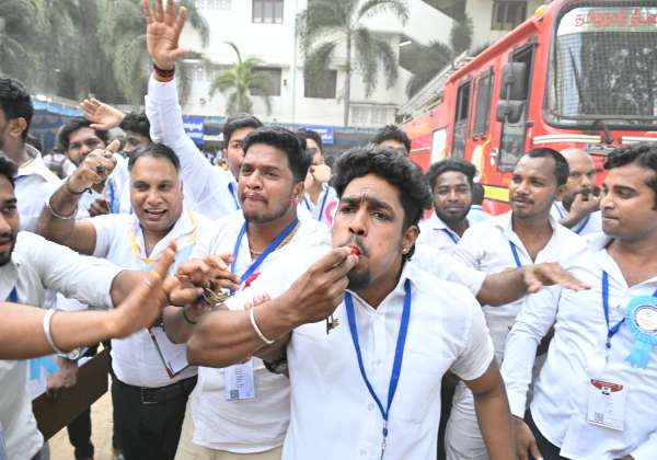 

தமிழக வெற்றிக் கழகம் வெற்றி பெற்றதை கொண்டாடிய தொண்டர்கள்.‌இடம்: லயோலா கல்லூரி,நுங்கம்பாக்கம்