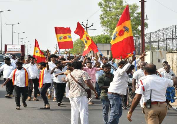   
திருநெல்வேலி தொகுதியில் வெற்றி பெற்றதை கொண்டாடிய த.வெ.க., தொண்டர்கள்..