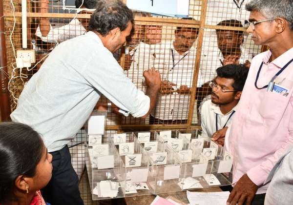 திருப்பூர், மடத்துக்குளம் தொகுதியில் ஓட்டு எண்ணிக்கையின் போது ஒரு இயந்திரம் பழுதால் அதற்கான ஒப்புகைச் சீட்டை எண்ணும் பணி நடந்தது.