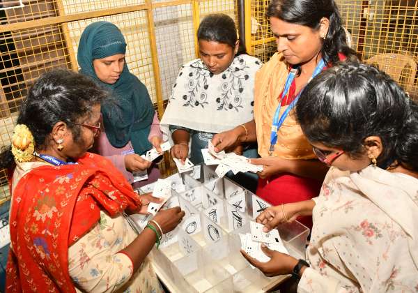 திருப்பூர், ஓட்டு எண்ணிக்கை மையத்தில் உடுமலை  தொகுதியில் ஒப்புகை சீட்டு எண்ணும் பணி நடந்தது.