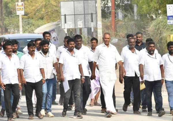   
சட்டமன்ற தேர்தலில் திருநெல்வேலி மாவட்டம் நாங்குநேரி தொகுதியில் தோல்வி அடைந்த நிலையில் தன் ஆதரவாளர்களுடன் நடந்து சென்ற முன்னாள் சபாநாயகர் அப்பாவு...