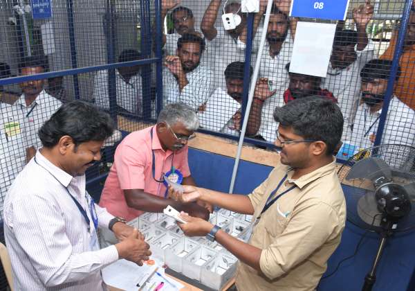 திண்டுக்கல் அண்ணா பல்கலை ஓட்டு எண்ணும் மையத்தில் திண்டுக்கல் தொகுதிக்குட்பட்ட 3 ஓட்டுப்பதிவு இயந்திரங்கள் பழுதானதால் வி.வி.பேட்., ரசீது மூலம் ஓட்டு எண்ணிக்கை நடந்து வருகிறது.