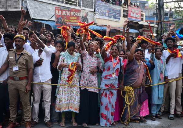  
தாம்பரம் சட்டமன்ற தேர்தலில் வெற்றி பெற்ற சரத்குமாரை வரவேற்க ஆர்வமுடன் எம் ஐ டி வளாகத்தின் முன்  காத்திருக்கும் தொண்டர்கள்