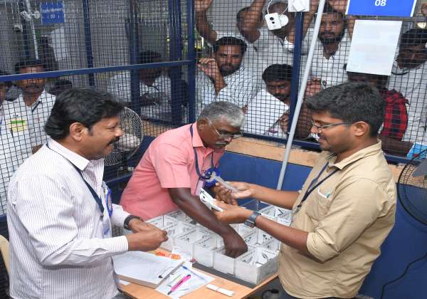 திண்டுக்கல் அண்ணா பல்கலை ஓட்டு எண்ணும் மையத்தில் திண்டுக்கல் தொகுதிக்குட்பட்ட 3 ஓட்டுப்பதிவு இயந்திரங்கள் பழுதானதால் வி.வி.பேட்., ரசீது மூலம் ஓட்டு எண்ணிக்கை நடந்து வருகிறது.