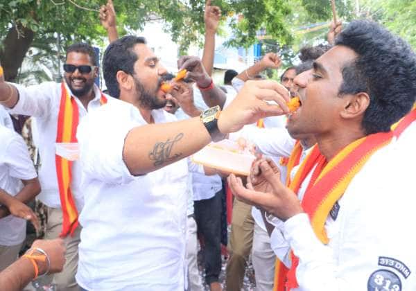 தவெகவினர் கிணத்துக்கடவு தொகுதியில் வெற்றிபெற்றதை அடுத்து இனிப்புகள் வழங்கி மகிழ்ந்தனர். இடம்: பாரதி பார்க் ரோடு, சாய்பாபா காலனி, கோவை