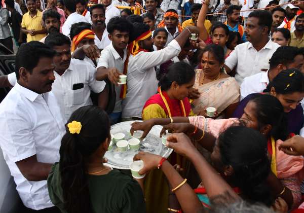 திருப்பூரில் த.வெ.க தொண்டர்கள்  பாயாசம் வழங்கி கொண்டாடினர்.

இடம்:- திருப்பூர், பல்லடம் ரோடு, ஓட்டு எண்ணிக்கை மையம்.