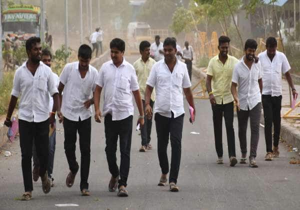 மெதுவாக நடந்து வந்த பூத் ஏஜெண்ட்கள்.

இடம்:- திருப்பூர், பல்லடம் ரோடு, ஓட்டு எண்ணிக்கை மையம்.
