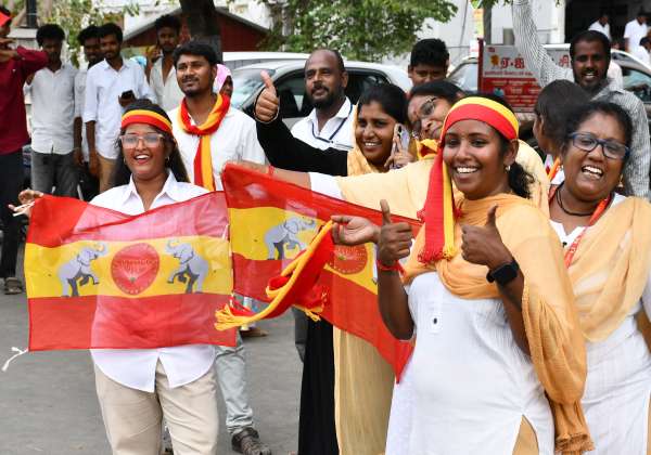 த.வெ.க வெற்றியை தொடர்ந்து கொண்டாடிய கல்லூரி மாணவிகள்.

இடம்:- திருப்பூர், பல்லடம் ரோடு, ஓட்டு எண்ணிக்கை மையம்.