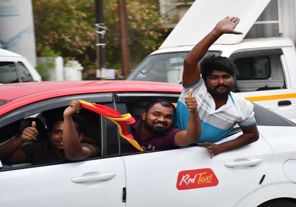 திருப்பூரில், த.வெ.க வெற்றி பெற்றதை தொடர்ந்து காரில் விசில் ஊதியபடி சென்ற தொண்டர்கள்.