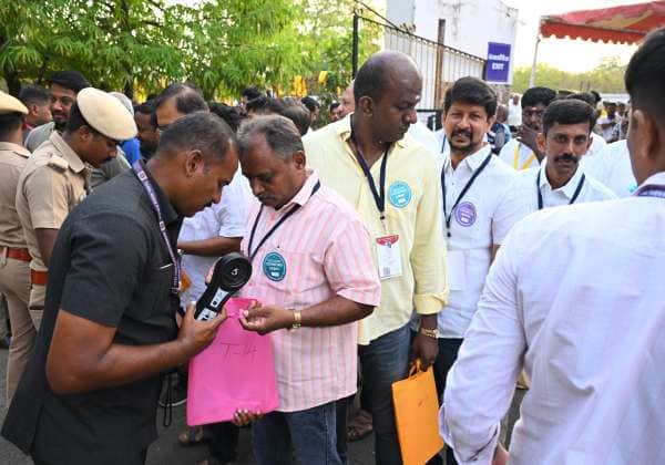 ஓட்டு எண்ணிக்கை நடந்த கோவை அரசு தொழில்நுட்பக் கல்லூரியில் தீவிர சோதனைக்கு பிறகு கட்சியினர் அனுமதிக்கப்பட்டனர்.