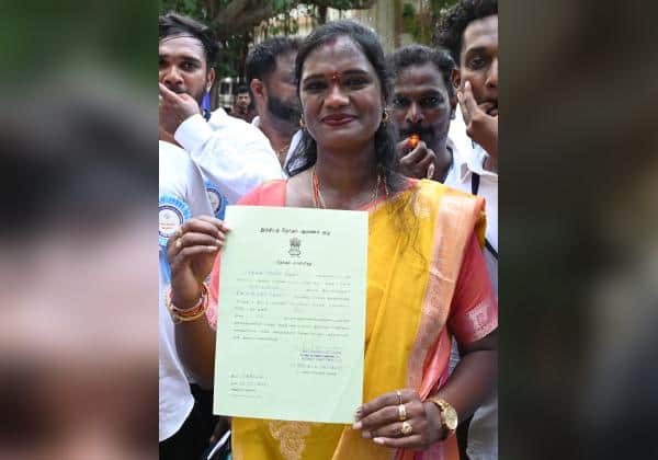  
சென்னை திரு.வி.க நகர் த.வே.கா. வேட்பாளர் வெற்றி பெற்ற சான்றிதழ் உடன் பல்லவி.