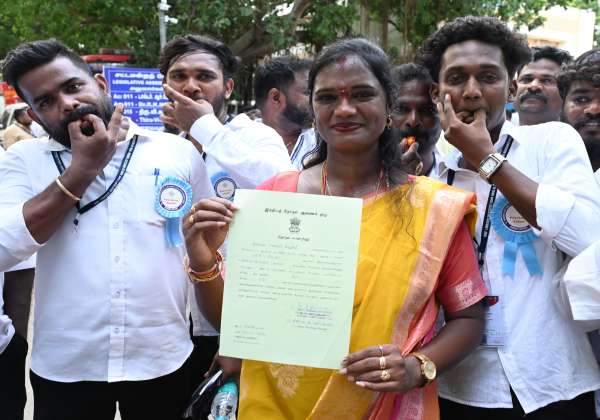 
சென்னை திரு.வி.க நகர் த.வே.கா. வேட்பாளர் வெற்றி பெற்ற சான்றிதழ் உடன் பல்லவி.