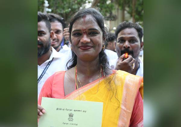  
சென்னை திரு.வி.க நகர் த.வே.கா. வேட்பாளர் வெற்றி பெற்ற சான்றிதழ் உடன் பல்லவி.
