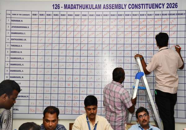 மடத்துக்குளம் தொகுதியில் வேட்பாளர்கள் வாங்கிய ஓட்டுக்களை அறிவிப்பு பலகையில் எழுதினர்.