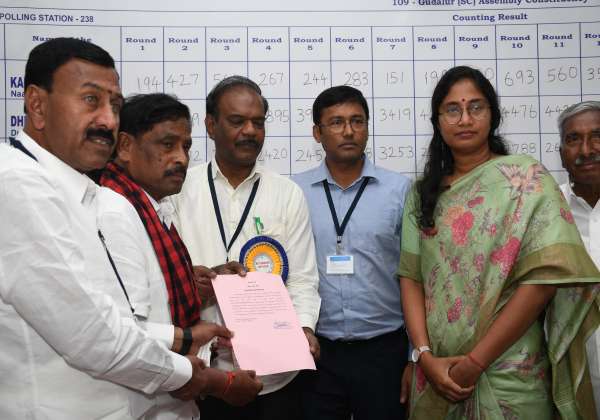 ஊட்டி அரசு பாலிடெக்னிக் ஓட்டு என்னும் மையத்தில், வெற்றி பெற்ற கூடலூர் தொகுதி தி. மு. க. க, வேட்பாளர் திராவிடமணிக்கு சான்றிதழ் வழங்கப்பட்டது .