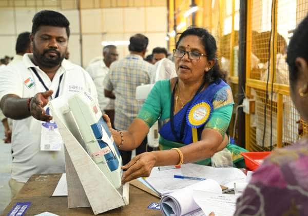 கட்சியினருக்கு ஓட்டு எண்ணிக்கையை ஓட்டு பதிவு இயந்திரத்தில் காண்பிக்கும் தேர்தல் பணி ஊழியர்கள். இடம்: கோவை