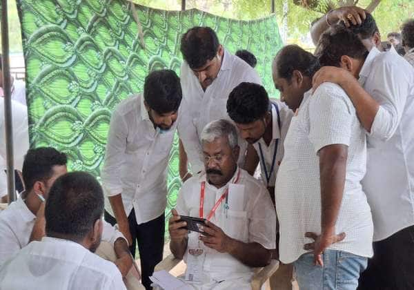 திருப்பூர், எல்.ஆர்.ஜி. கல்லூரி ஓட்டு எண்ணிக்கை மையத்திற்குள் தி.மு.க.,வினர் மொபைலில் தேர்தல் ஒளிபரப்பை ஆர்வத்துடன் பார்த்தனர்.