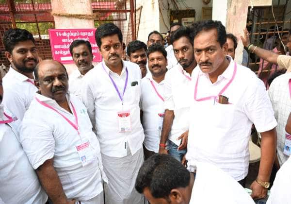 விழுப்புரம் தொகுதியில் திமுக வேட்பாளர் லட்சுமணன் எம் எல் ஏ வெற்றி பெற்றதை எடுத்து வாக்கு எண்ணிக்கை மையத்தில் அவருக்கு வாழ்த்து தெரிவித்தனர்