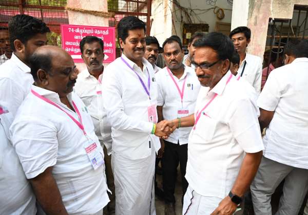 விழுப்புரம் தொகுதியில் திமுக வேட்பாளர் லட்சுமணன் எம் எல் ஏ வெற்றி பெற்றதை எடுத்து வாக்கு எண்ணிக்கை மையத்தில் அவருக்கு வாழ்த்து தெரிவித்தனர்