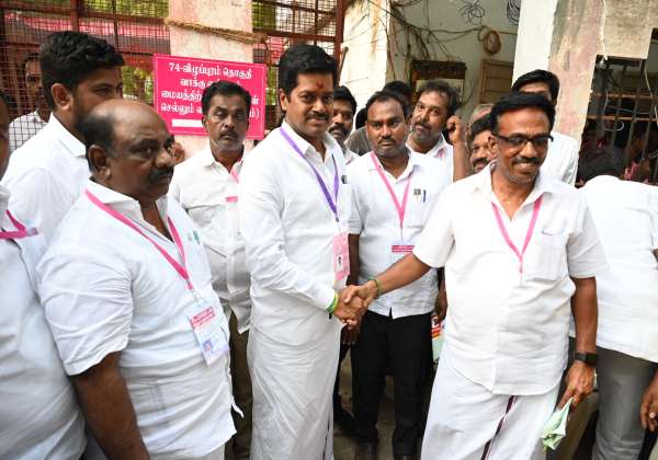 விழுப்புரம் தொகுதியில் திமுக வேட்பாளர் லட்சுமணன் எம் எல் ஏ வெற்றி பெற்றதை எடுத்து வாக்கு எண்ணிக்கை மையத்தில் அவருக்கு வாழ்த்து தெரிவித்தனர்