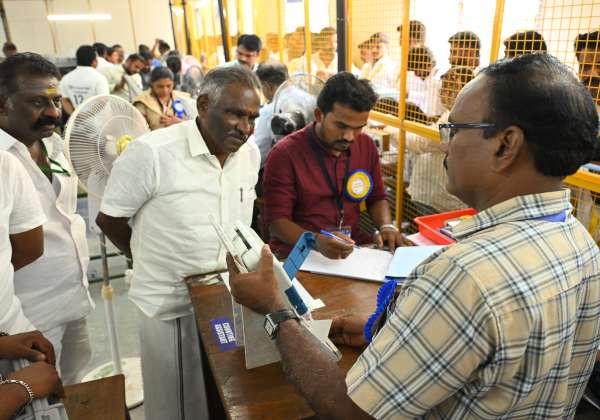 ஓட்டு தனக்கு எந்தளவுக்கு வந்துள்ளது என்ற எதிர்பார்ப்பில் கோவை தெற்கு தொகுதி அ.தி.மு.க., வேட்பாளர் அம்மன் அர்ஜுனன் ஓட்டு மிஷினை பார்வையிட்டார்.