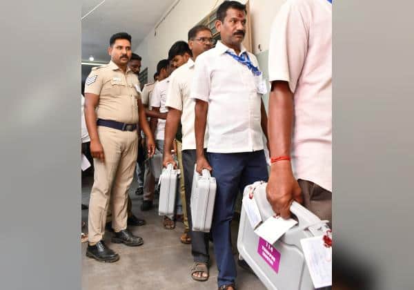 போலீஸ் பாதுகாப்புடன் ஸ்ட்ராங் ரூமில் இருந்து   மின்னணு ஓட்டு பெட்டிகள் எண்ணிக்கை அறைக்கு கொண்டு செல்லப்பட்டது.